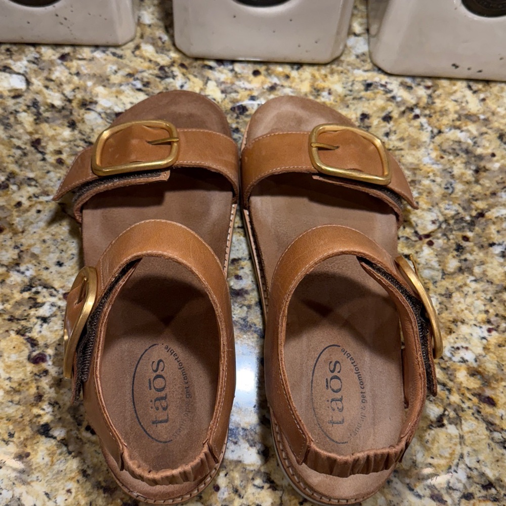 Taos Footwear Tan Leather Buckle Sandals On the Double - Picture 2 of 9